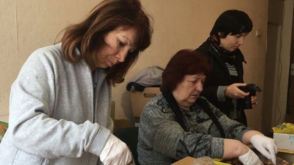 На Волині волонтери роблять вітамінні набори для військових