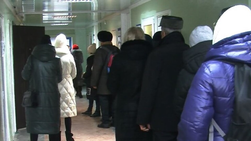 Змушені стояти з температурою по декілька годин. У Луцьку – черги для здачі ПЛР-тесту