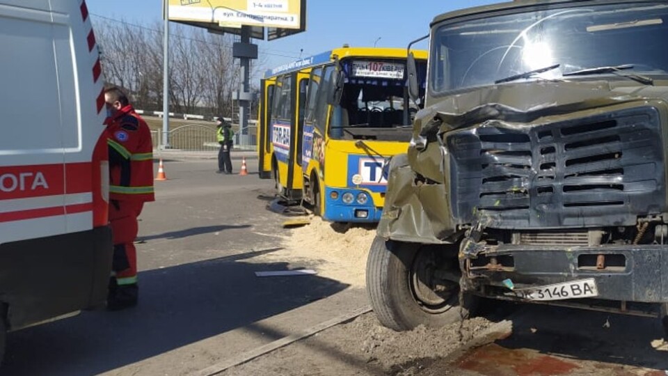 У Луцьку зіштовхнулися маршрутка та вантажівка. Сімох осіб госпіталізували