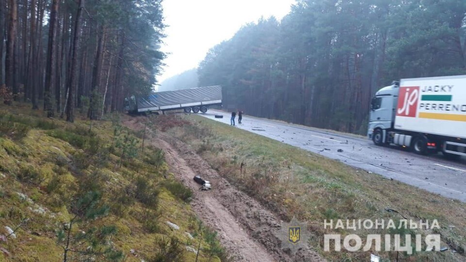 На Волині зіткнулися Volkswagen та вантажівка. Водій легковика загинув