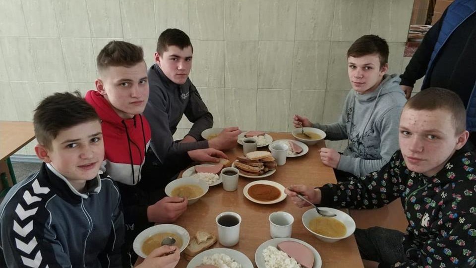 Спортивний клуб «Воїн» перевірив, як годують дітей у луцькому ліцеї. ФОТО