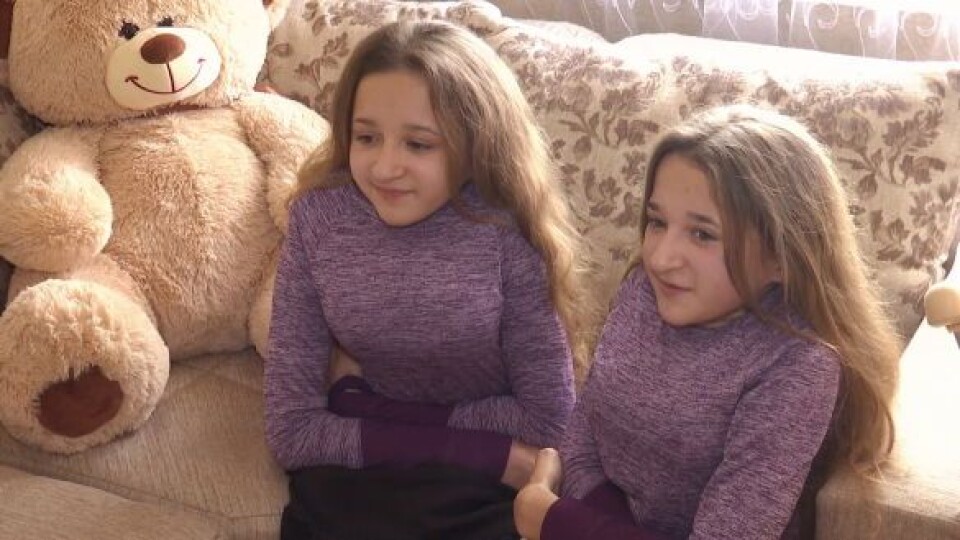«Кришталеві» близнючки з Волині продають паперові квіти, щоб назбирати грошей собі на операції