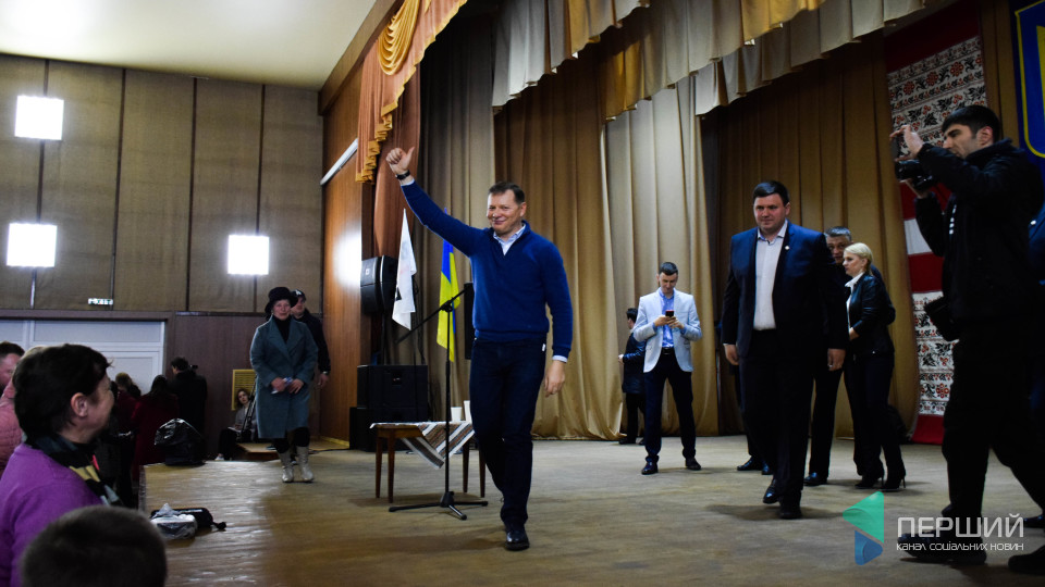 Він їм  –  «бурштинові біржі», вони йому – вірші. Ляшко на Волині. РЕПОРТАЖ