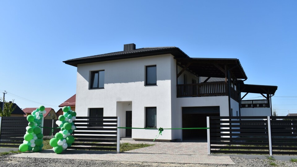 Багатодітній родині з Луцька подарували будинок у Боратині