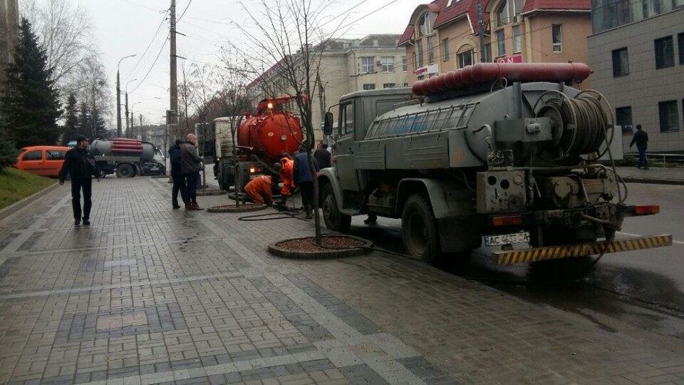 У Луцьку понад 20 будинків відучора без води. Комунальники шукають місце прориву водогону