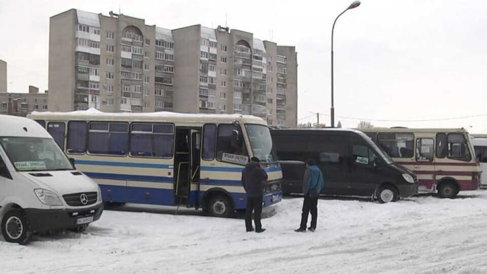 Через нерозчищені дороги у Луцьку скасували 27 міжобласних автобусних рейсів