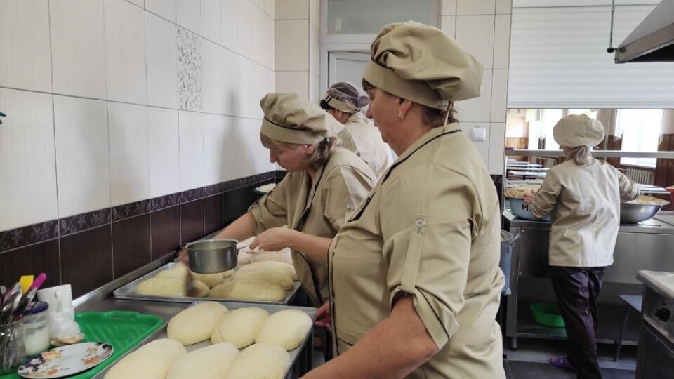 Волинські паляниці: як у громаді печуть хліб для військових