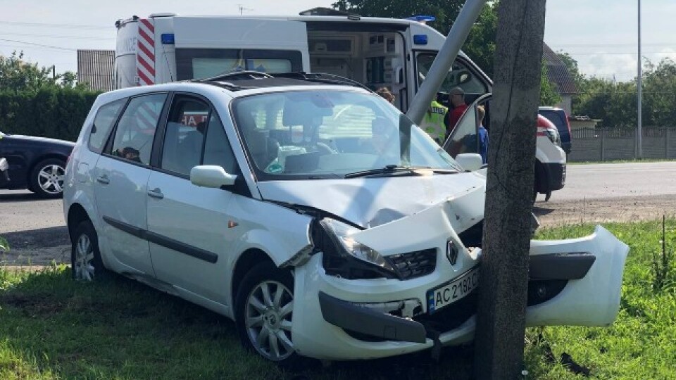 Біля Луцька автівка влетіла в стовп. Постраждали двоє дітей