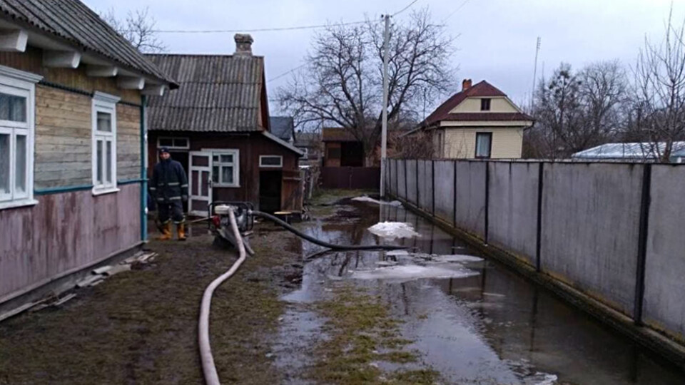 На Волині рятувальники почали відкачувати воду з підтоплених ділянок