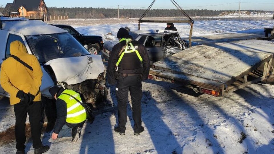 Біля Луцька зіштовхнулися ВАЗ та мінівен. В аварії травмувалися троє людей