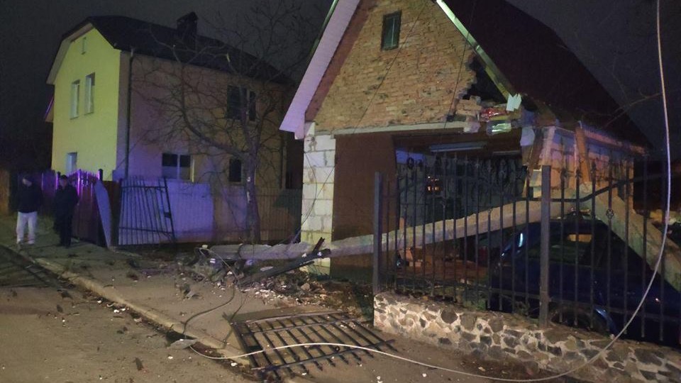 Вночі у Луцьку п'яний водій в'їхав у електроопору. ФОТО. ВІДЕО
