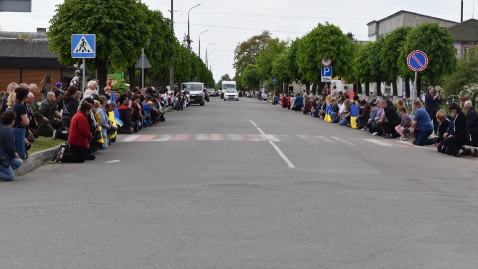 Як полеглого на війні Героя зустрічали на колінах на Любешівщині