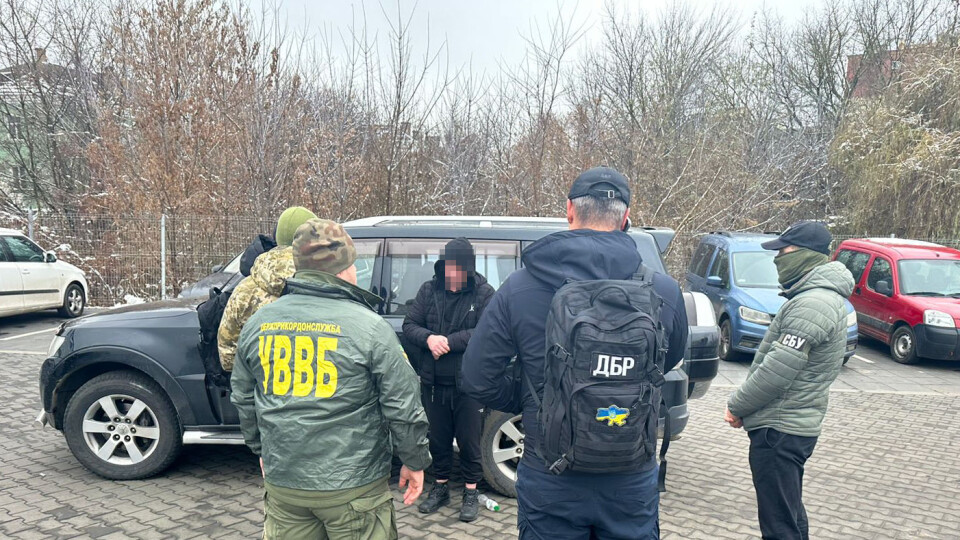 У Луцьку спіймали прикордонника, який взяв 6 тисяч доларів хабаря в чоловіка призовного віку