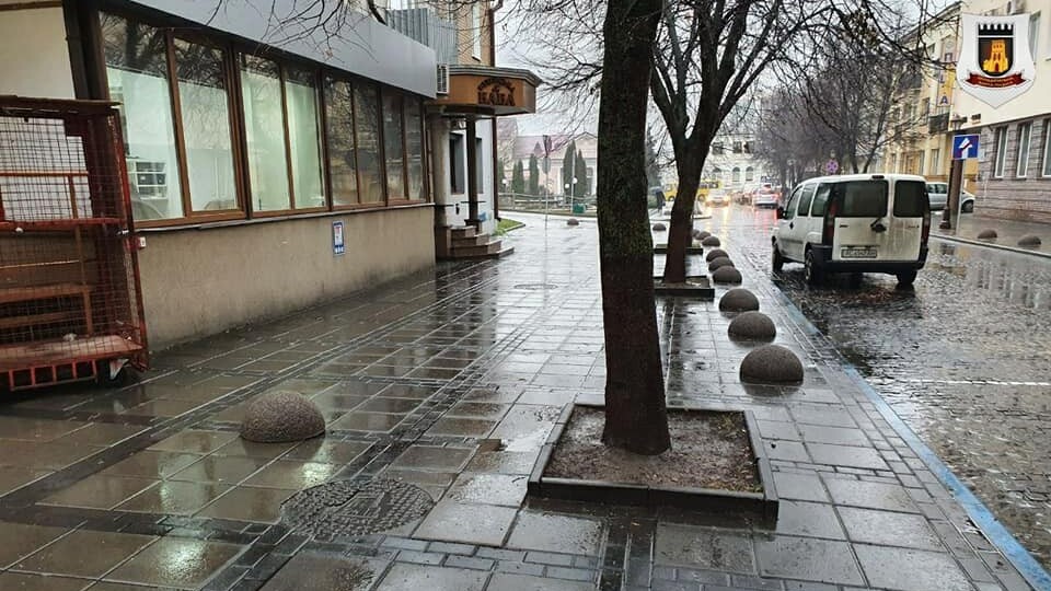 В центрі Луцька встановили обмежувачі парковки