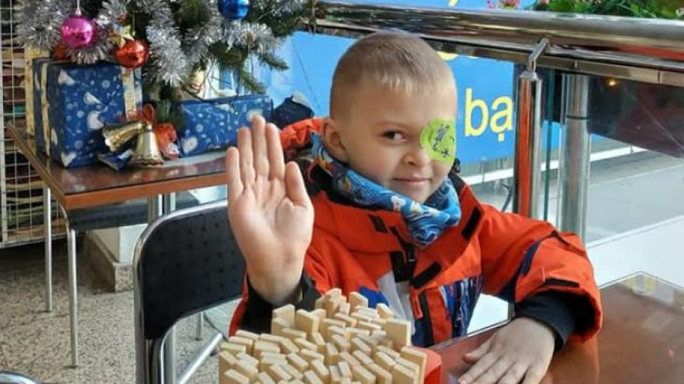 На Волині збирають гроші на операцію для хлопчика без ока