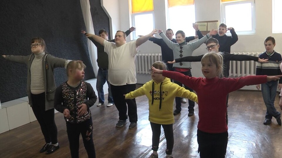 «Сонячне сяйво». Як у Луцьку працює театр для людей із синдромом Дауна