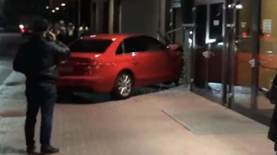 У Луцьку автівка протаранила двері торгового центру