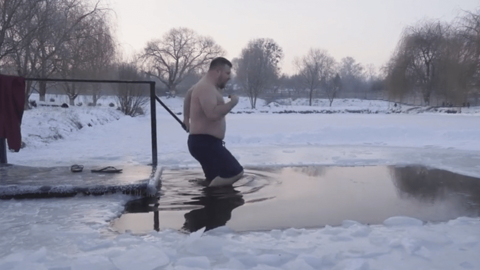 Міський голова Нововолинська скупався на Водохреще у крижаній воді