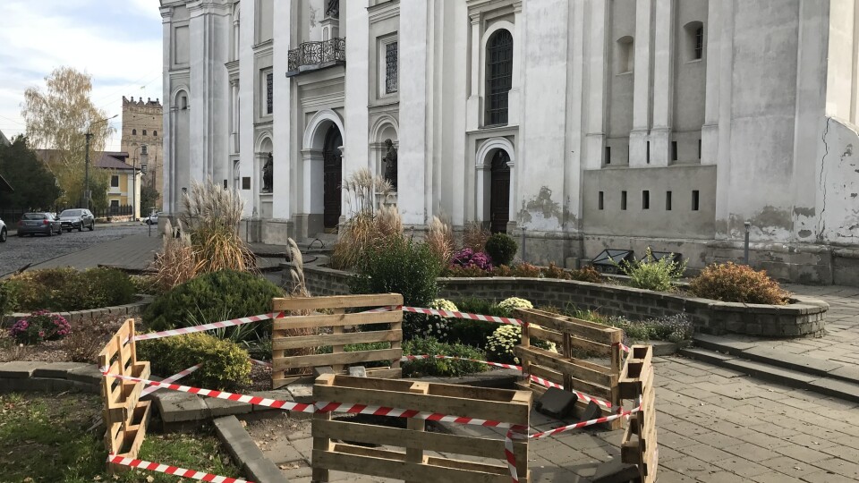 У Луцьку в Старому місті біля костелу стався глибокий провал. ФОТО