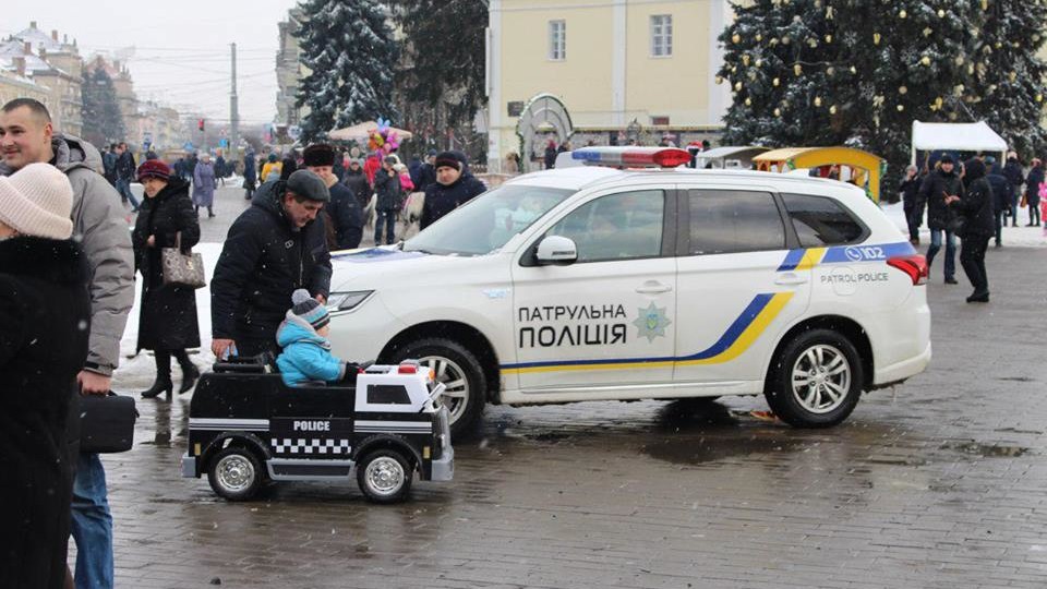 Луцькі родини святкували Різдво із патрульними. ФОТО