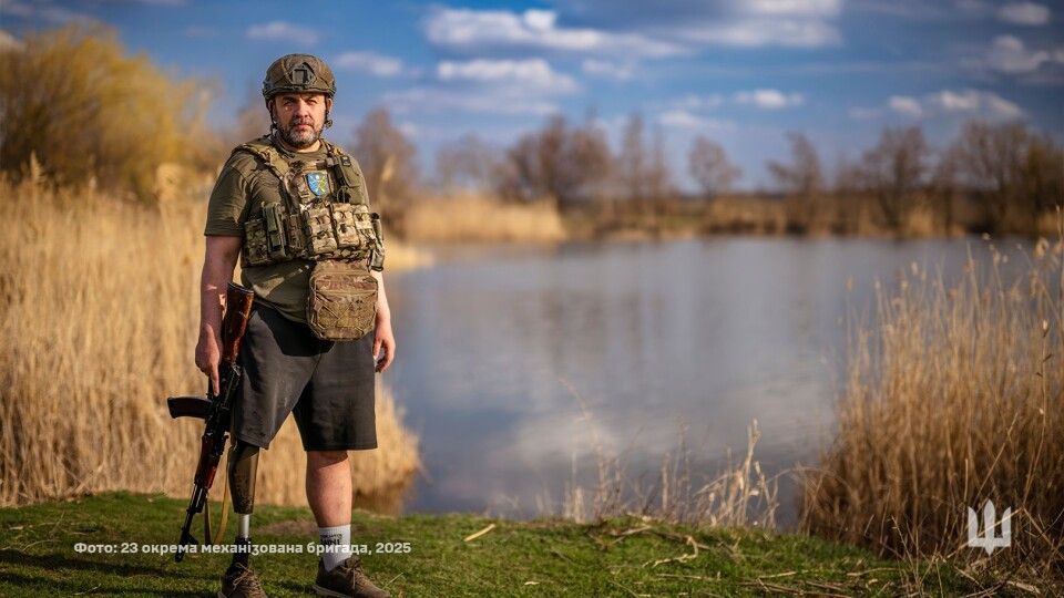 Втратив ногу, рятуючи командира: боєць ЗСУ повернувся у стрій на протезі