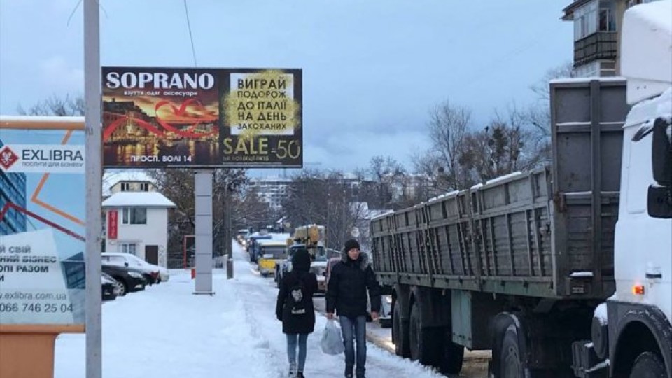 Через слизьку дорогу на луцькій вулиці величезний затор. ФОТО