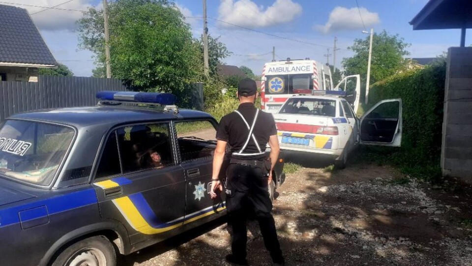 У Нововолинську чоловік проник у помешкання жінки та побив її