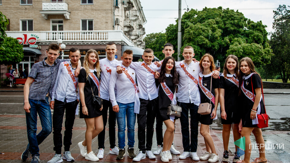 Мокрі та щасливі школярі. Луцьк після останнього дзвоника