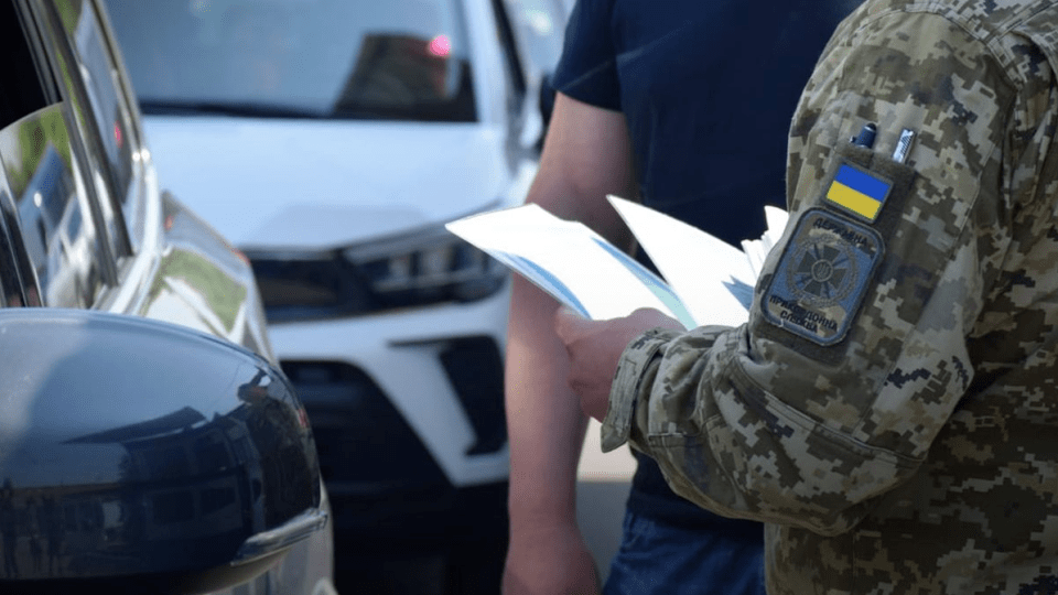 Чи можуть військовозобов'язані з відстрочкою по догляду виїжджати за кордон: роз'яснення