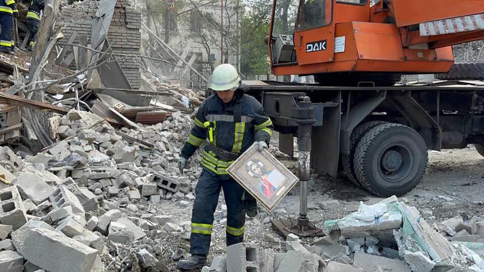 Росіяни обстріляли ракетами житлові багатоповерхівки в Запоріжжі. ФОТО