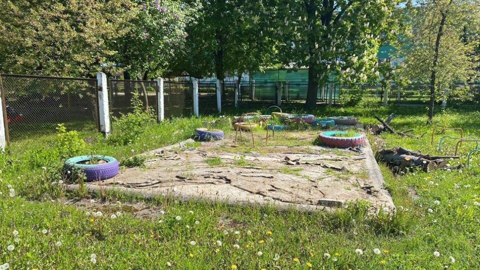 Отруюють повітря: у Луцькій громаді прибирають автомобільні шини з територій дитсадків. ФОТО