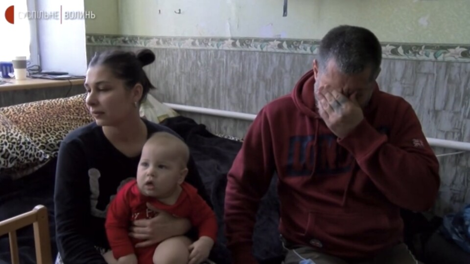 У Луцьку родині переселенців подарували дитяче ліжечко: батько не стримав сліз. ВІДЕО