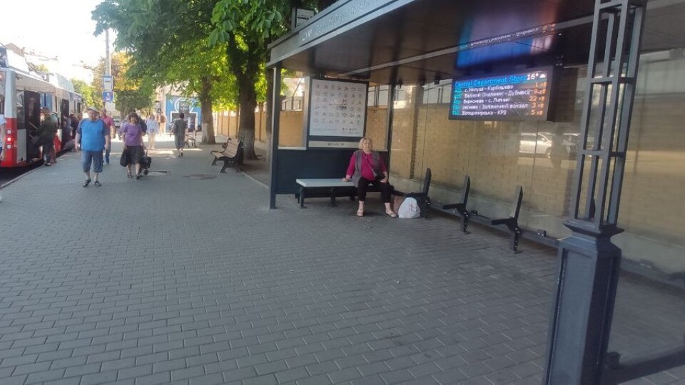 На «розумних» зупинках у Луцьку зникли лавки. Яка причина