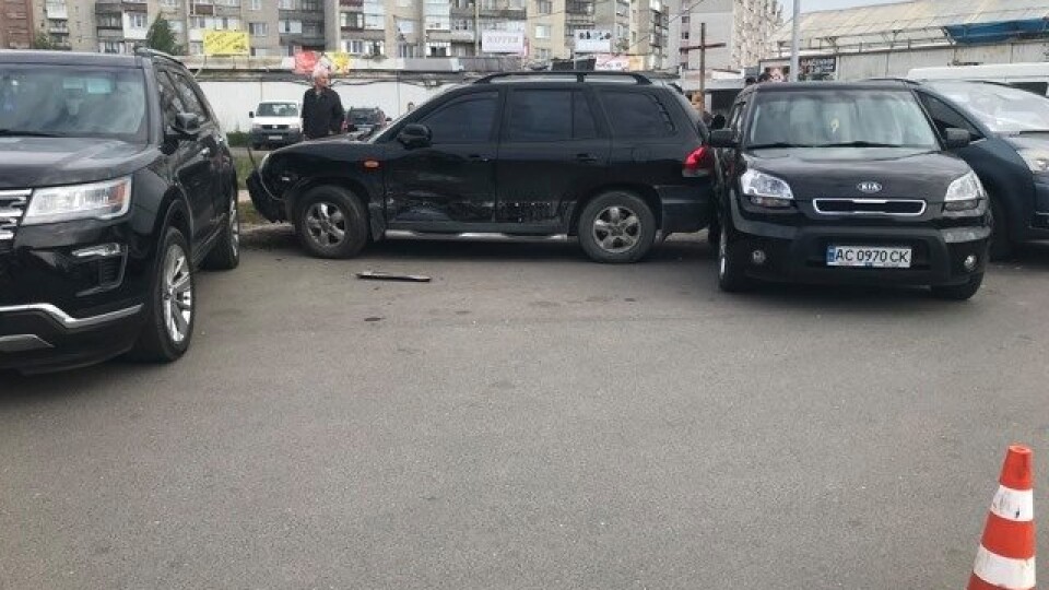 На автостанції у Луцьку зіткнулися відразу декілька автівок. Фото