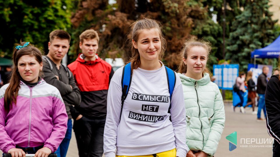 Алкоголь, млинці і плаття: у центрі Луцька фестивалили ПТУ. Фоторепортаж