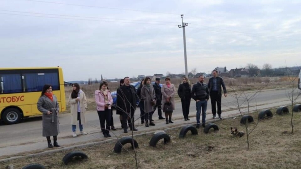 «На шкільних автобусах в Підгайцях катають сільраду, а це грубе порушення», – місцевий депутат