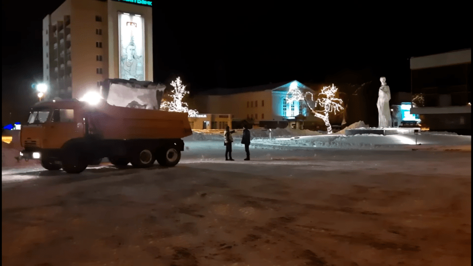 Як у Луцьку вночі чистили від снігу Театральний майдан, Замкову площу та мости