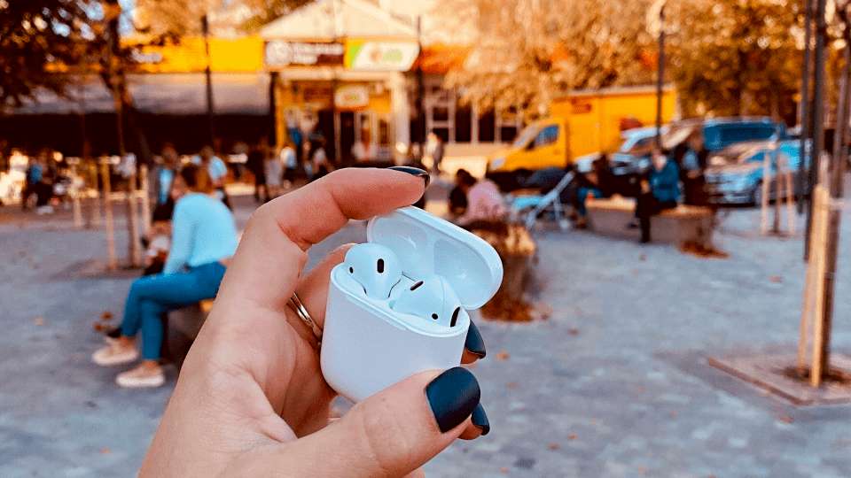 Круті навушники AirPods - за фото в центрі Луцька. Лишився тиждень до кінця розіграшу