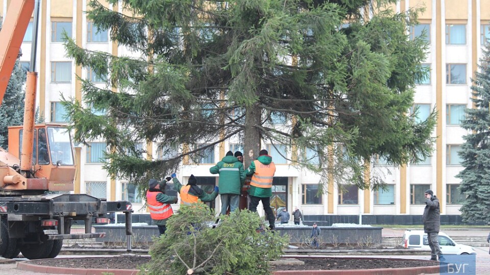 У Нововолинську уже встановили головну ялинку