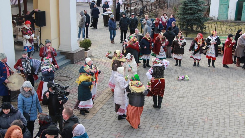 У центрі Луцька біля собору відзначили заговини на Великий піст. ФОТО