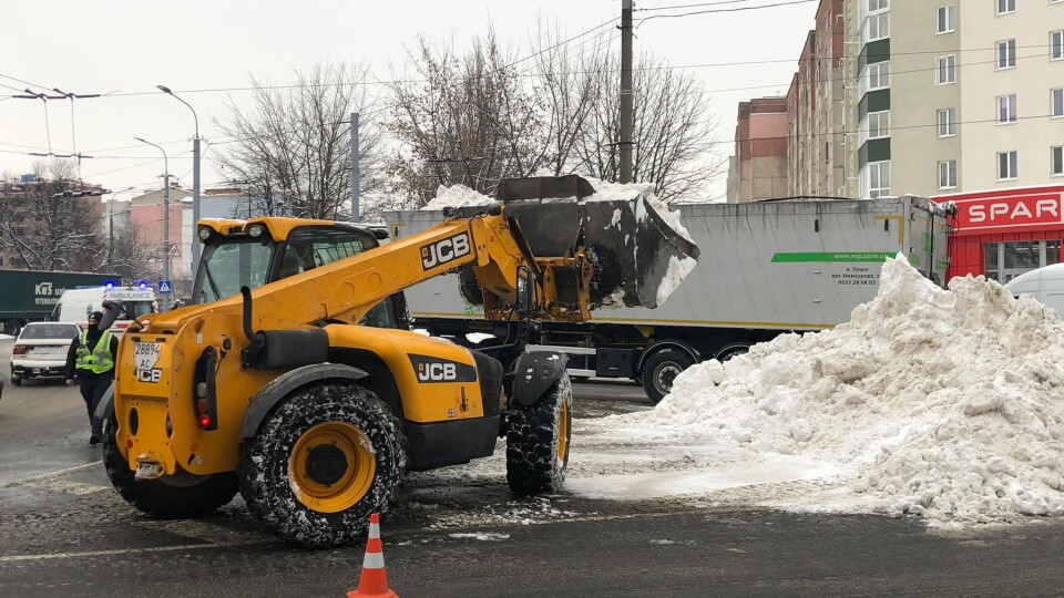 Луцьк в очікуванні сильного снігопаду. Повідомили, скільки техніки розчищатиме дороги