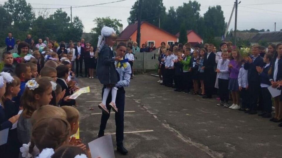 Телевізор – від влади, ноутбук – від депутата: школу на Ратнівщині привітали із 40-річчям
