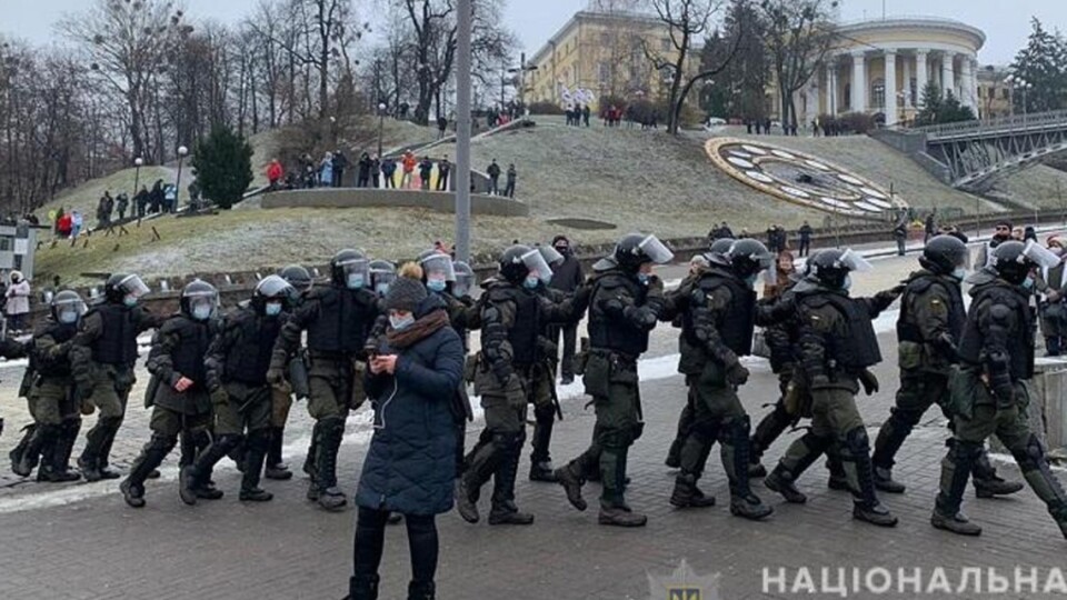 Удари в голову, опіки очей: під час протесту ФОПів у Києві постраждали близько 40 поліцейських