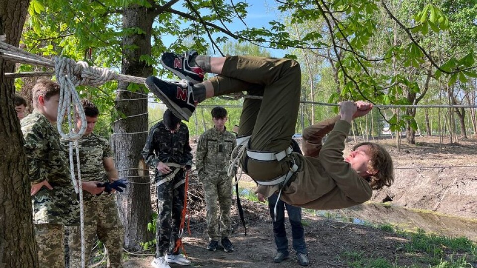 Керують дронами, стріляють і шукають вибухівку: як проходять польові збори старшокласників у Луцьку