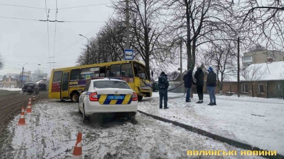 Влетіла у припарковане авто, а тоді у дерево: деталі аварії з маршруткою у Луцьку