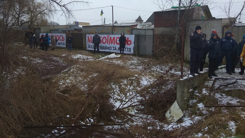 Муніципали не змогли знести паркан на ринку. Луцькрада подала заяву у поліцію