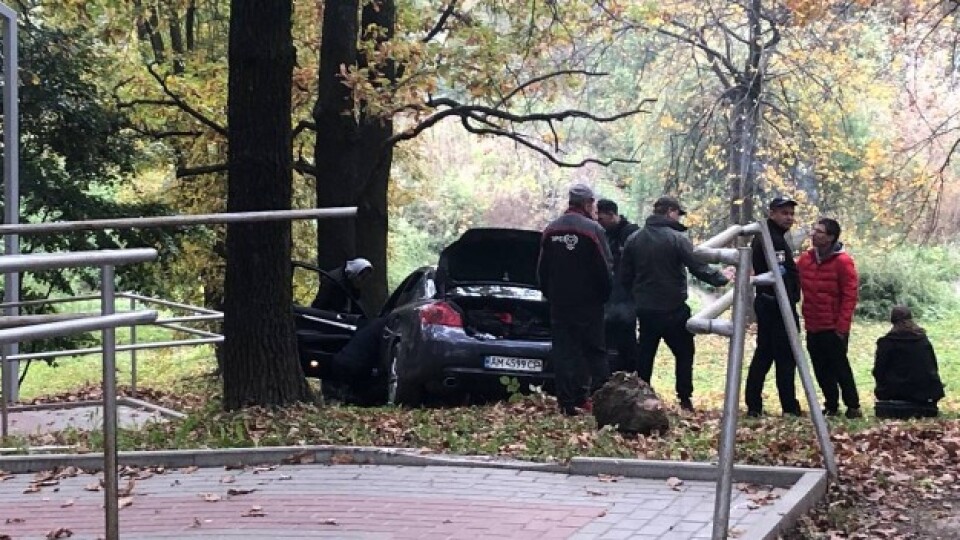 У Луцьку водій «під наркотиками» влетів у сквер. ФОТО