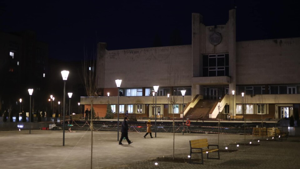 Відремонтовану площу перед РАЦСом показали з висоти пташиного польоту