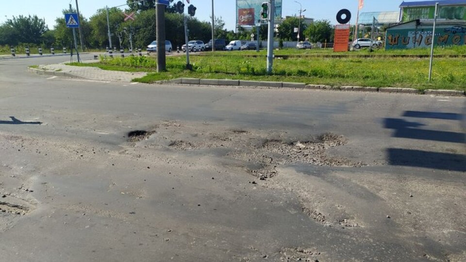 У Луцьку дорога, яку ремонтували навесні, знову вкрилася ямами