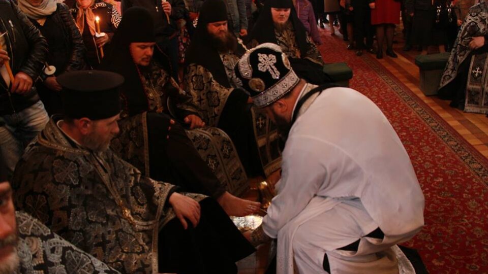 Владика Михаїл  помив ноги священикам